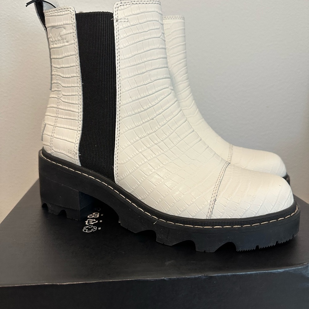 SOREL White and Black Women's Chelsea Boots